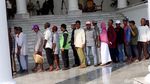 Foto: Saat Warga Bersendal Jepit Hingga Bawa Caping Bertemu Jokowi