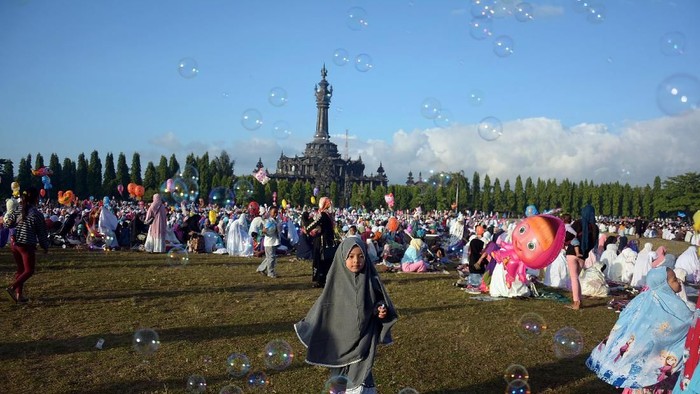 Umat Muslim melaksanakan Salat Id di Lapangan Monumen Bajra Sandhi Denpasar, Jumat (15/6). Panitia Hari Besar Islam (PHBI) Kota Denpasar menyiapkan 22 lokasi yang terdiri dari lapangan umum dan tempat terbuka sebagai tempat pelaksanaan salat Idul Fitri 1 Syawal 1439 Hijriah. ANTARA FOTO/Wira Suryantala/hp/18.