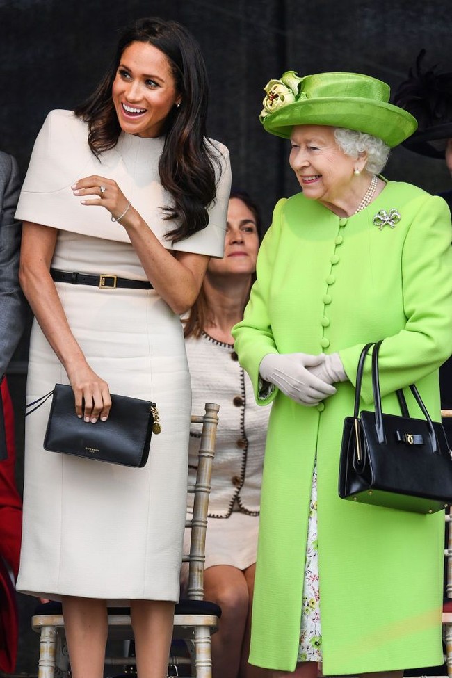Menghadiri acara pertamanya bersama Ratu Elizabeth, Meghan tampil dengan gaun Givenchy yang memiliki aksen cape. Dikutip Vanity Fair, harga gaun itu mencapai 14 ribu poundsterling atau Rp 261 juta. Foto: Getty Images