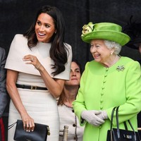 Menghadiri acara pertamanya bersama Ratu Elizabeth, Meghan tampil dengan gaun Givenchy yang memiliki aksen cape. Dikutip Vanity Fair, harga gaun itu mencapai 14 ribu poundsterling atau Rp 261 juta. Foto: Getty Images