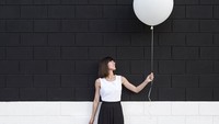 Konsep monokrom dari foto ini membuat hasil fotonya semakin menarik dengan tambahan balon berwarna putih. Istimewa/Boredpanda.