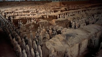 Makam Qi Shi Huang. Pada 1974, seorang petani di Shaanxi, China, menemukan deretan patung prajurit yang terbuat dari tanah liat dengan skala asli. Diperkirakan, pasukan tersebut dibuat untuk melindungi Kaisar Qi Shi Huang setelah kematiannya. Namun, makam dari kaisar pertama China itu masih jadi misteri hingga sekarang. (Foto: Live Science)