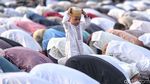 Anak-anak dan Keceriaan Salat Id di Pelabuhan Sunda Kelapa
