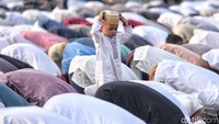 Kamu seharusnya ikut sujud nak.