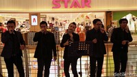 Pengelola mal juga memberikan sejumlah hiburan di momen ini.
