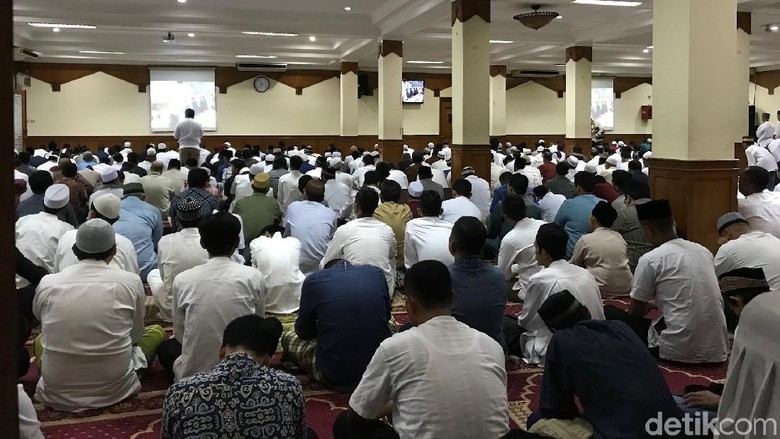 Khatib Masjid  Sunda  Kelapa  Minta Budaya Saling Mencela 