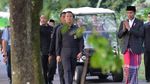 Momen Jokowi Salat Id dan Salami Warga di Bogor