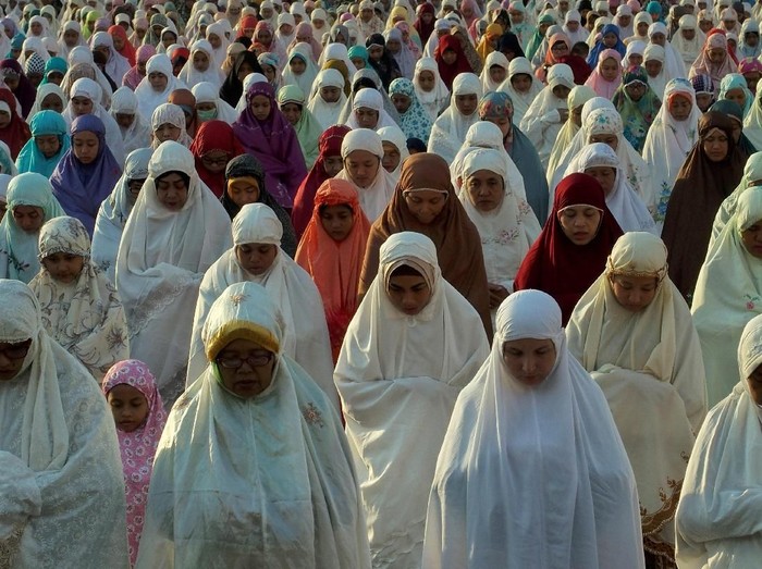 Umat Islam melaksanakan salat Idulfitri di Masjid Agung Jawa Tengah, di Semarang, Jumat (15/6). Pemerintah menetapkan Idulfitri 1439 Hijriah jatuh pada Jumat  (15/6). ANTARA FOTO/R. Rekotomo/hp/18.