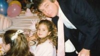 Selamat, selamat ulang tahun Ayah! Aku sangat mencintaimu. Semoga Ayah mendapatkan tahun terbaik !!! cuit Ivanka, Kamis (14/6) waktu setempat. (Foto: Dok. Twitter Ivanka Trump)