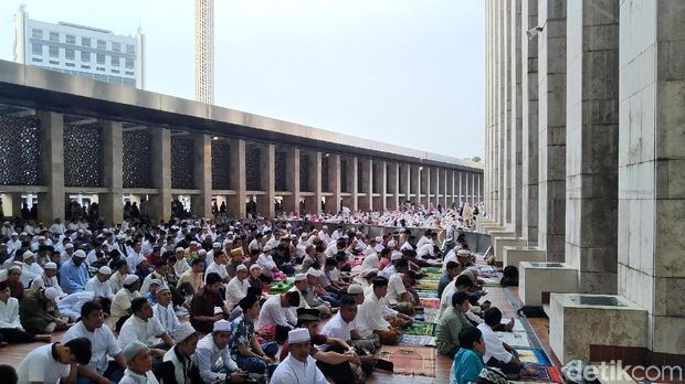 Warga salat Id di Masjid Istiqlal, Jakarta, Jumat (15/6/2018) / 