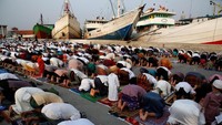 Pemandangan sujud Umat Muslim di sekitar Pelabuhan Sunda Kelapa saat salat Id (Foto: Dok. REUTERS/Darren Whiteside)