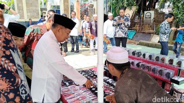 JK salat jumat di Masjid Sunda Kelapa sebelum open house Lebaran /