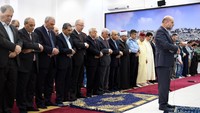 Presiden Palestina Mahmoud Abbas melaksanakan salat Id di Ramallah (Foto: Dok. Palestinian President Office (PPO)/Handout via REUTERS)
