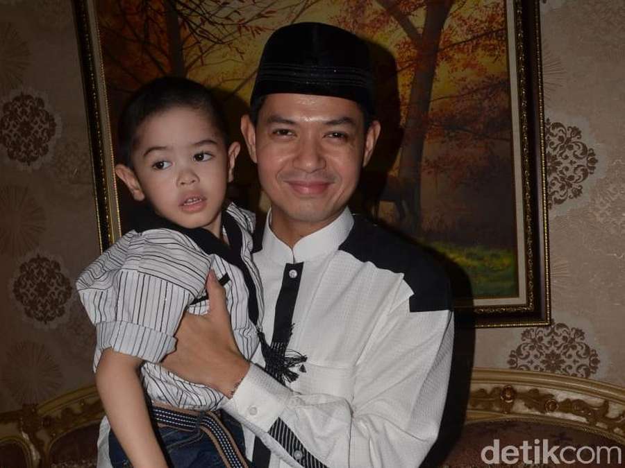 Selamat Lebaran dari Keluarga Dude Harlino