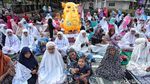 Anak-anak dan Keceriaan Salat Id di Pelabuhan Sunda Kelapa