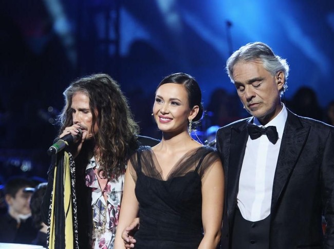 Sepanjang kariernya, Aida Garifullina telah berbagi panggung dengan berbagai penyanyi lintas generasi dan genre. Mulai dari Andrea Bocelli, David Foster, hingga Steven Tyler Aerosmith. (Foto: Getty Images)