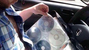 Banyak CD biasanya dikoleksi di tas semacam ini. Kadang kita kebingungan mencari CD yang ingin diputar saking banyaknya. Foto: Istimewa