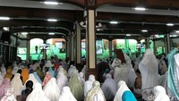 Jemaah sudah mulai berdatangan sejak selesai salat Subuh. Namun jemaah baru mulai memadati kawasan masjid dari sekitar pukul 06.30 WIB. (Foto: Rina Atriana-detikcom)