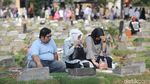 Lebaran, TPU Utan Kayu Ramai Didatangi Peziarah