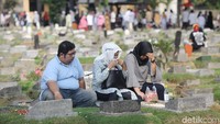 Rasa haru dan sedih karena merasa kehilangan momen berharga saat merayakan lebaran bersama keluarga membuat para peziarah tidak ingin melawatkan berkunjung ke pemakaman untuk menyekar dan mendoakan anggota keluarga mereka yang telah berpulang.