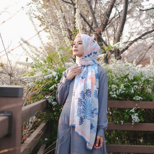 Hijab pashmina berbahan voal dengan motif printing seperti ini bisa dipakai hanya dengan satu jarum pentul saja. Lebaran tahun ini, sebaiknya kamu meninggalkan gaya hijab yang terlalu ribet agar tampil kekinian. (Foto: Instagram/@FairuzSakinah)