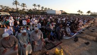 Ratusan warga Gaza melaksanakan salat Idul Fitri di daerah Khan Younis yang terletak di selatan garis perbatasan Gaza, Palestina. Istimewa/Ibraheem Abu Mustafa/Reuters.