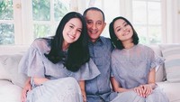 Maudy Ayunda yang terlihat bersama adik dan sang ayah. Sedangkan untuk foto bersama ibu, bisa terlihat di Instagramnya. Foto: Lebaran Artis (Instagram)