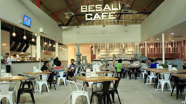 Tersedia restoran dan kafe di dalamnya