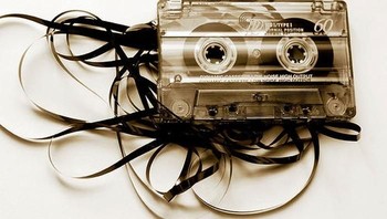 Kaset adalah teknologi utama zaman dulu untuk mendengar musik. Jika pitanya sudah tak karuan begini, hanya bisa berdoa sambil mengambil pena atau pensil untuk memperbaikinya. Foto: Istimewa
