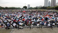 Salat Idul Fitri digelar di Luneta Park in Manila, Sabtu (15/6) pagi. (Foto: Dok. REUTERS/Erik De Castro)