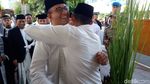 Momen Anies-Sandi Pelukan di Hari Lebaran 2018