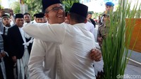 Anies dan Sandi sempat berpelukan di momen hari raya Idul Fitri ini. (Foto: Marlinda Octavia Erwanti/detikcom)