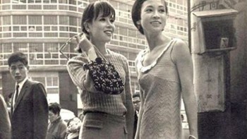 Potret gadis di jalanan Tokyo sedang bergaya di tahun 1960-an. Foto: Instagram