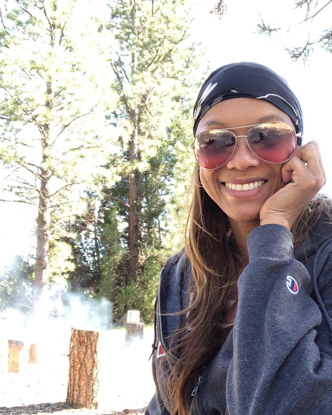 Mantan supermodel dan penggagas Americas Next Top Model, Tyra Banks, bisa membeli barang mewah apapun yang dia inginkan. Tapi ia tetap berhemat. Tyra bahkan memanfaatkan sampo dan kondisioner gratisan dari hotel untuk dipakai di rumah. Tyra juga pernah membungkus sisa ayam di sebuah pesta temannya, dan membawanya pulang untuk dibuat isian omelet saat sarapan. Foto: (tyrabanks/Instagram)