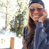 Mantan supermodel dan penggagas Americas Next Top Model, Tyra Banks, bisa membeli barang mewah apapun yang dia inginkan. Tapi ia tetap berhemat. Tyra bahkan memanfaatkan sampo dan kondisioner gratisan dari hotel untuk dipakai di rumah. Tyra juga pernah membungkus sisa ayam di sebuah pesta temannya, dan membawanya pulang untuk dibuat isian omelet saat sarapan. Foto: (tyrabanks/Instagram)