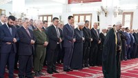 Presiden Suriah Bashar al-Assad salat id di sebuah masjid di Tartous, Suriah (Foto: Dok. SANA/Handout via REUTERS)