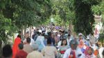 Lebaran, TPU Utan Kayu Ramai Didatangi Peziarah