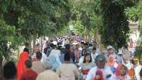 Ramainya warga yang datang untuk berziarah dan menyekar keluarga juga kerabat mereka membuat kondisi di TPU Utan Kayu terpantau padat.