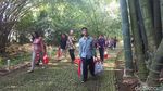 Foto: Saat Warga Bersendal Jepit Hingga Bawa Caping Bertemu Jokowi