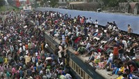 Mereka bahkan rela naik ke atap gerbong agar dapat terangkut. Allison Joyce/Getty Images.