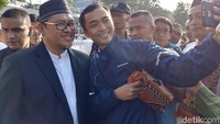 Usai rangkaian Salat Ied, ribuan warga rela mengantre demi bersalaman dengan Aher yang didampingi istrinya. Bahkan momen perpisahan itu dimanfaatkan oleh sejumlah warga untuk berswafoto dengan Aher.