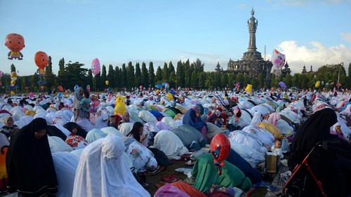 Umat Muslim melaksanakan Salat Id di Lapangan Monumen Bajra Sandhi Denpasar, Jumat (15/6). Panitia Hari Besar Islam (PHBI) Kota Denpasar menyiapkan 22 lokasi yang terdiri dari lapangan umum dan tempat terbuka sebagai tempat pelaksanaan salat Idul Fitri 1 Syawal 1439 Hijriah. ANTARA FOTO/Wira Suryantala/hp/18.