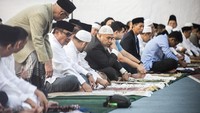 Mantan Dirjen Dukcapil Irman yang merupakan terpidana korupsi e-KTP duduk di samping kanan Nazaruddin saat salat Id (Foto: Dok. ANTARA FOTO/M Agung Rajasa)