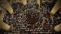 Ratusan warga Muslim Turki melaksanakan salat Idul Fitri di Masjid Selimiye di kota Edirne, Turki. Istimewa/Hakan Mehmet Sahin/Anadolu Agency/Getty Images.