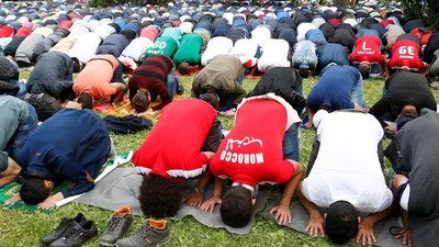 Ketika Pendukung Timnas Maroko Salat Id di Saint Petersburg