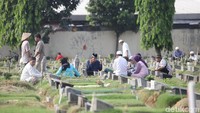 Beberapa warga melakukan ziarah di Tempat Pemakaman Umum (TPU) Utan Kayu, Jakarta, Jumat (15/6/2018).