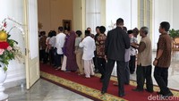 Tampak seorang petugas merapikan antrean warga (Foto: Ray Jordan-detikcom)