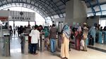 Lebaran Hari Pertama, KRL Tetap Ramai Penumpang