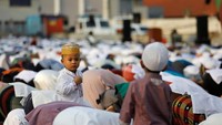 Dua anak kecil terlihat berada di antara barisan mereka yang salat (Foto: Dok. REUTERS/Darren Whiteside)