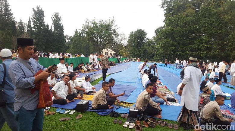 Warga Padati Kebun Raya Bogor untuk Salat Id Bersama Jokowi Warga Padati Kebun Raya Bogor untuk Salat Id Bersama Jokowi